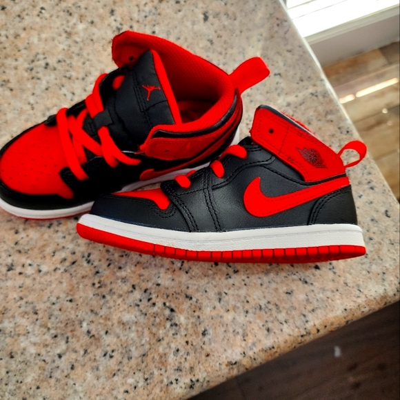Girls size 9, Air Jordan - Picture 1 of 5